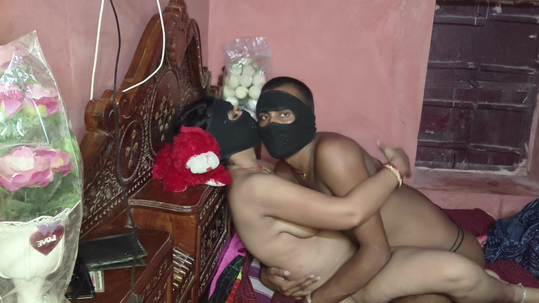 Nehatop123: Medový pár líbání Sexy Moments Domácí manželka Ki Desi Zezadu...