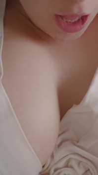 Istri semok ini masturbasi malam-malam pakai jubah mandi