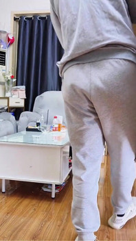 De val van de vrouwelijke onderzoeker in zwarte netkousen