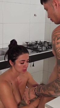 Danner Mendez è il mio figliastro, è un ragazzo tatuato con un grosso cazzo e mi scopa in cucina
