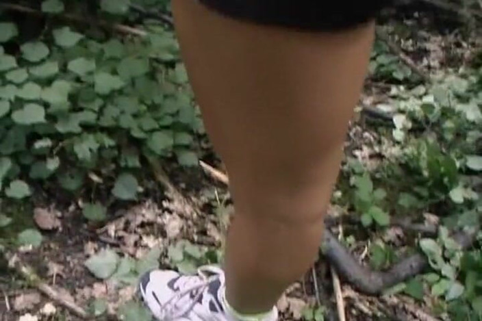 Videos Francaises: Ein atemberaubender französischer läufer wird im wald von zwei typen