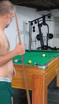 Делая худую девушку голой