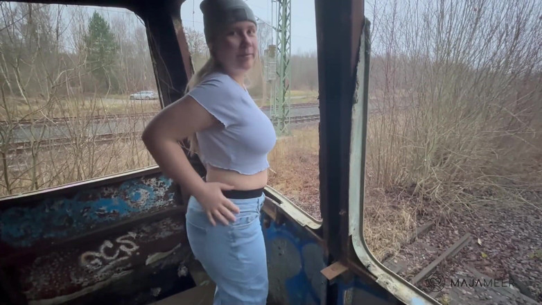 Maja Meer: Ми з собою в покинутому місці... І моя футболка, покрита спермою, залишилася позаду