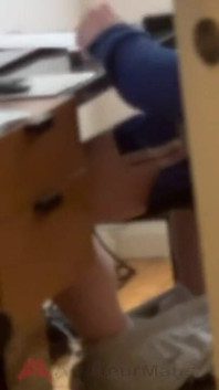 Heteroseksüel düz arkadaşımı pornoya mastürbasyon yaparken yakaladım