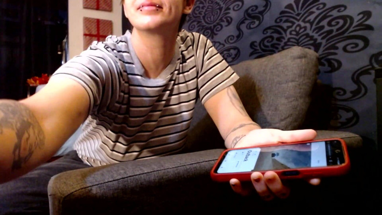 Abby Anna: 맨발로 발바닥을 벌리는 큰 발