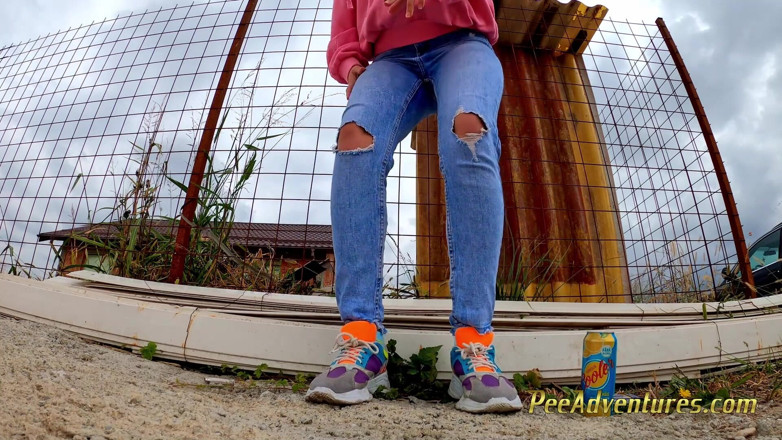 Pee Adventures: Sikanie przez jej dżinsy na zewnątrz