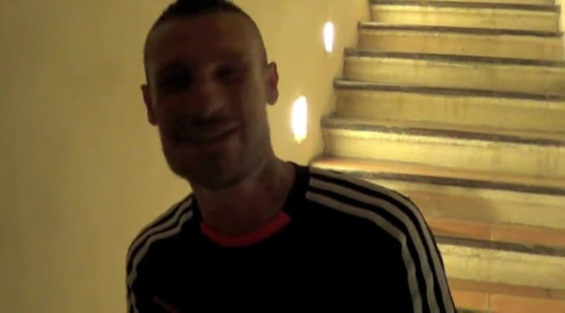 Sneaker gay: Miros homosexual de jos și adulmecă adulmecați de adidași