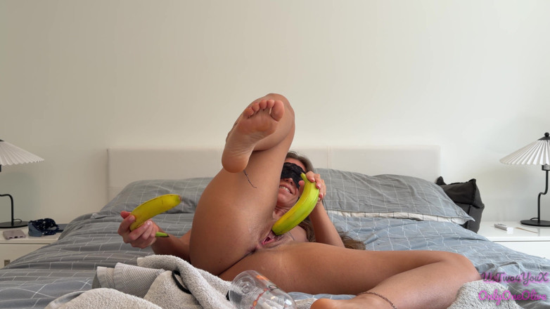 UsTwo4YouX: Banană cu penetrare dublă