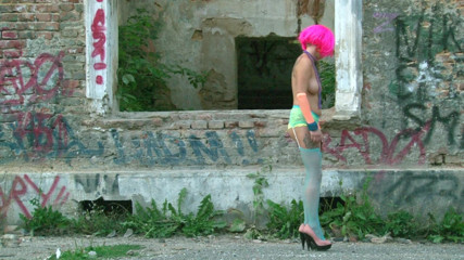 Public Entertainment: Sexy babe with colored hair adores teasing with her sexy...