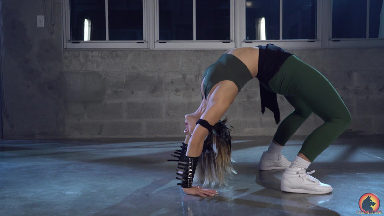 Evelin Stone: Sonya Blade écarte la chatte
