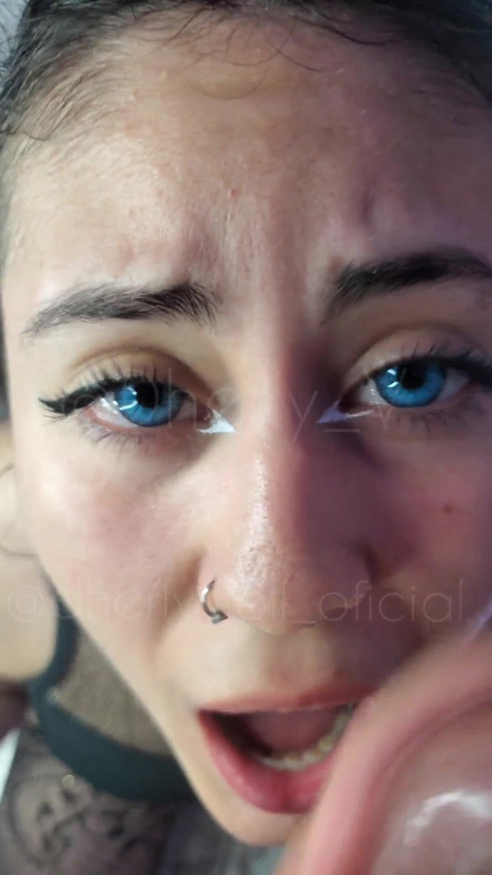 DherlyDoll: Arkadaşımın kız arkadaşı spermimi seviyor, hepsini yutuyor