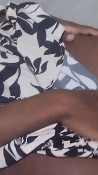 偷偷看着我的继妹在她的卧室里看考试，她既没有穿裤子也没有胸罩。Ony一件大礼服