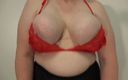 Milf Big Tits: Grote borsten springen uit beha's. Weelderige milf springt en schudt...