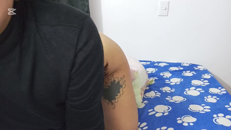 Honeybluee: Mi masturbo con il cuscino mentre i miei genitori sono...