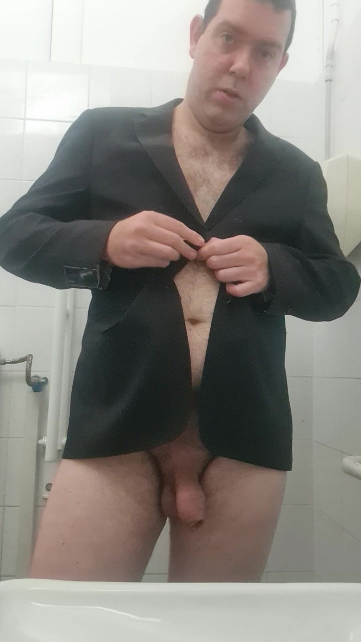 Mirko2589: Completamente desnudo con una chaqueta elegante