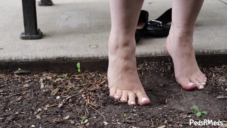 PedsRMeds: Shortlivedtyranny pieds nus dans le jardin