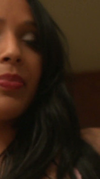 Chica caliente se quita la ropa y folla todo el tiempo