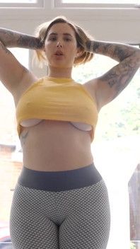 Dicker arsch paige turnah yogahosen arsch twerk necken, um dich hart zu machen