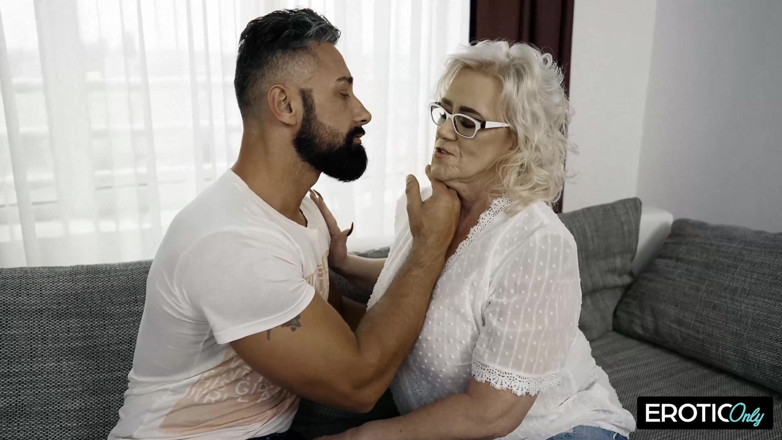 ONLYFREAKSX: İşçi izlerken patronunun karısını sikiyor