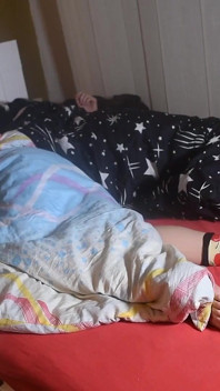Twee footsie-meisjes in bed