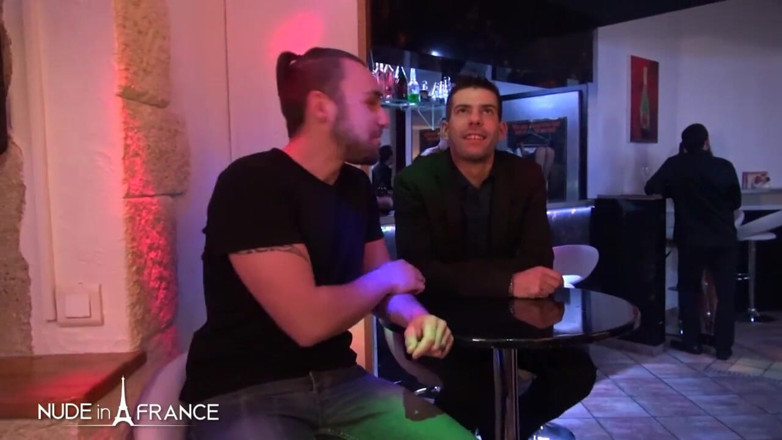 Nude in France: Seorang lelaki menawarkan isteri mudanya di kelab swinger dan menontonnya...