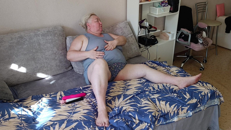 Zona901: 큰 자지를 갈망하는 새엄마의 털이 무성한 보지