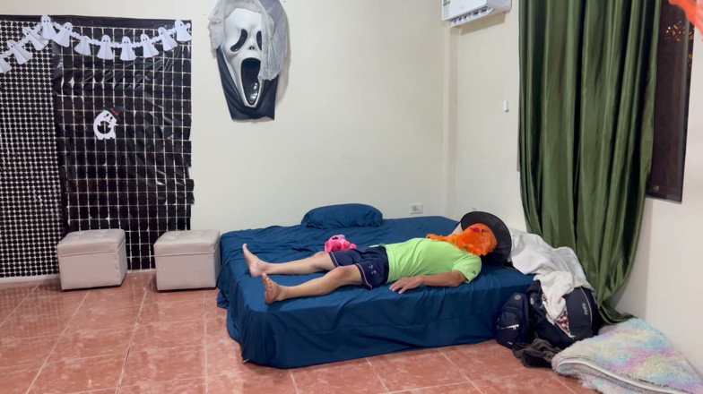 Lady: Estou comemorando o Dia das Bruxas fodendo minha linda, rabuda,...