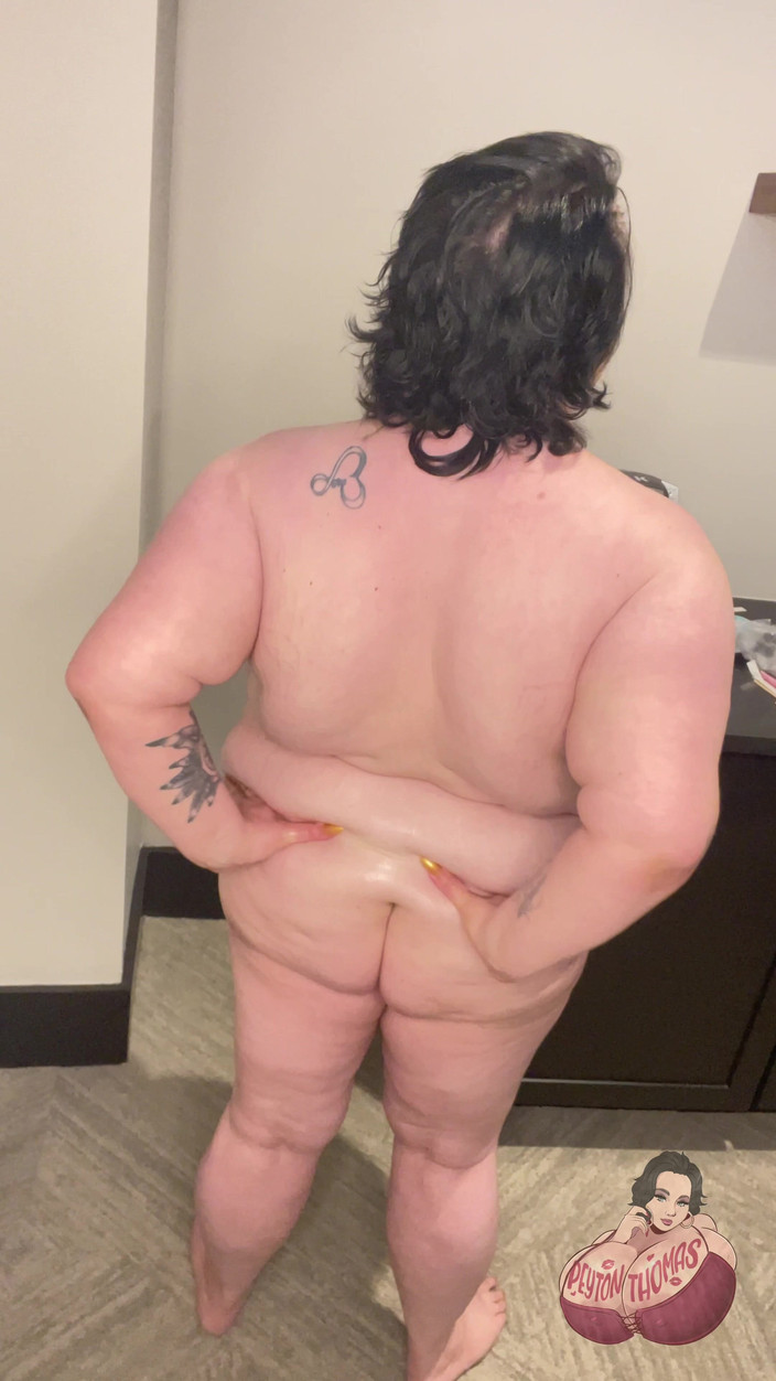 Peyton Thomas: Cewek semok ini lagi asik ngentot toket besarnya pakai minyak...