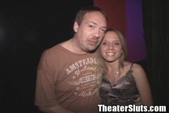 Theater Sluts: Minik memeli minyon iyi kız tiyatroda grup sekste yaşlı erkeklerin...