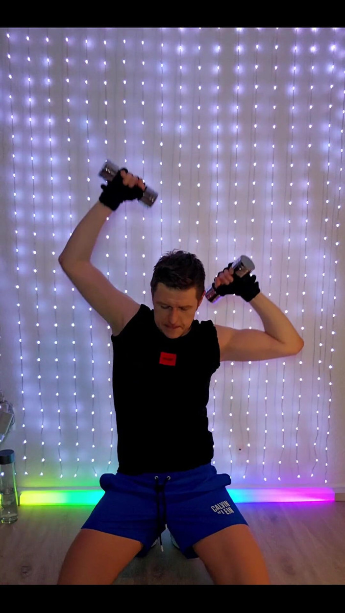 Roman Heart: Mavi ck şortlu fitness egzersizi