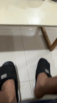Jag tittar på min stora röv amatör styvsyster gör mycket sexiga yogaställningar och jag blir kåt, så jag bestämmer mig för att sticka hela min kuk i henne