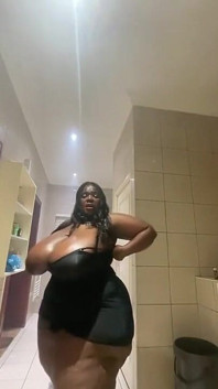 Kojící prsatá SSBBW MILF prsa a uctívání zadku