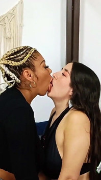 Sexy lesbische sletten neuken elkaar totdat ze spuiten