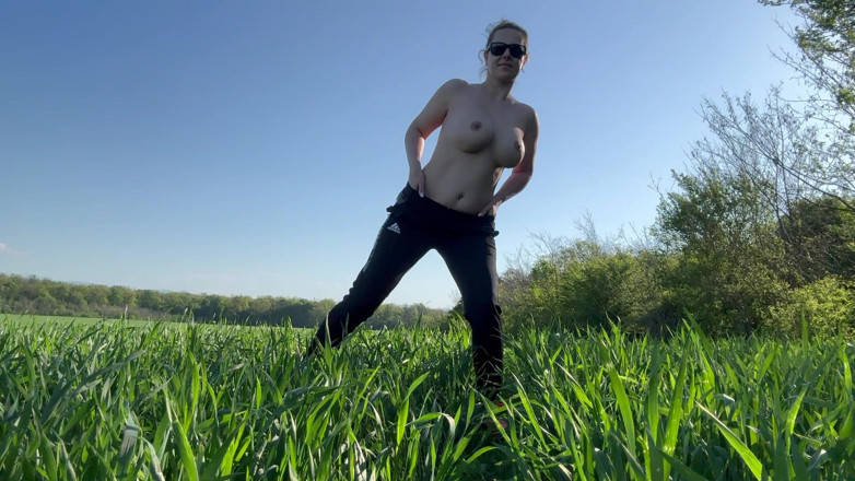 Emeli: 야외 시오후키 누드