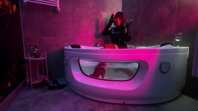 Dominatrix Miss Patricia Stark: La maîtresse prend un bain en latex et en bottes