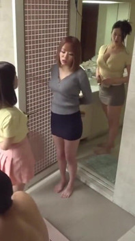ミックスバスの熱:豊満な女性と成熟した女性が蒸し暑い時間を共有し、遊び心のある洗濯が親密になる - パート1