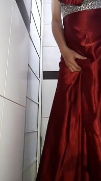 Vestido longo de cetim à noite