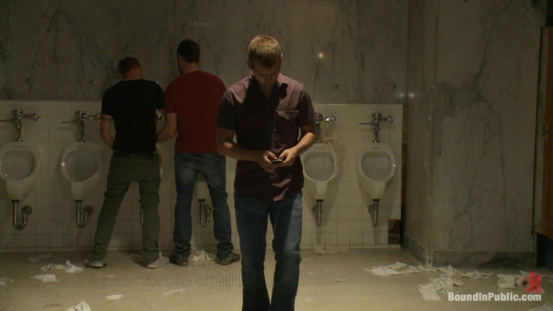 Bound in public: Smutsiga kryssare tar ner två oskyldiga dubbar på en offentlig...