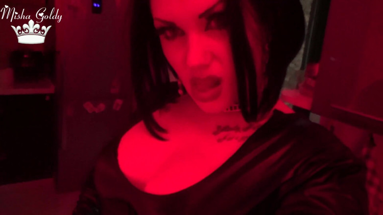Goddess Misha Goldy: Yılan akıyor!