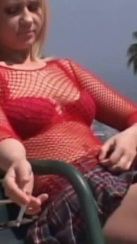 Joven rubia con grandes tetas suaves ama el sexo anal y toma una polla dura en su culo
