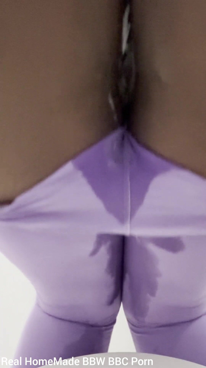 Super sexy ebony cuties: 穿着紫色紧身裤自慰