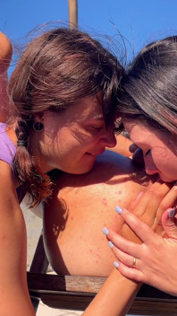 Cur cu lins de cur, trio sexual depravat și murdar, cururi curate, gura și suge fețele reciproc!!