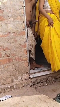 भारतीय गृहिणी की पड़ोसी के साथ घर से बाहर चुदाई