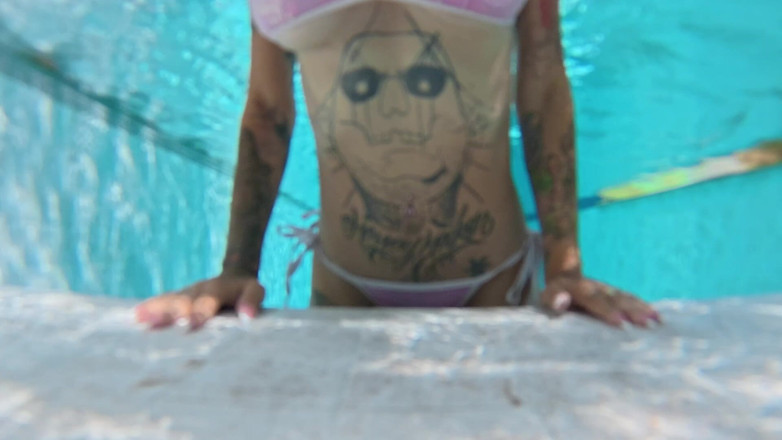 Skully inkson: Grandes tetas bajo el agua