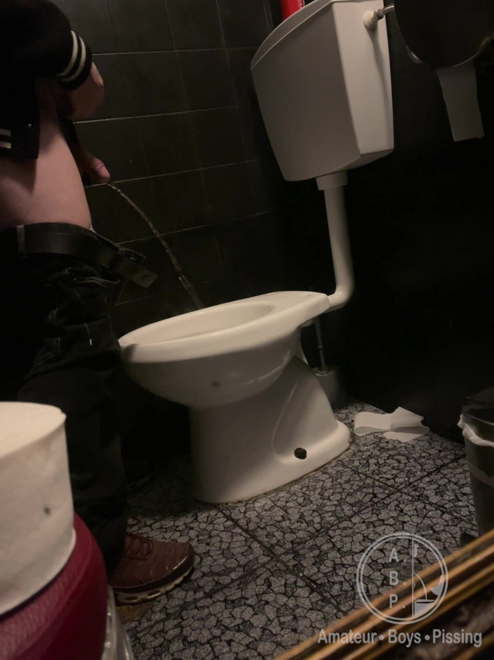 AmateurBoysPissing: Amatérský hetero kluk přistižen při čůrání na toaletě v baru