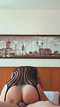 Um colega me convidou para o hotel e me fodeu