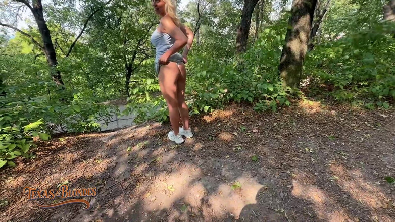 Texas and blondes: Mr. Texas riceve un pompino nel parco prima di un...