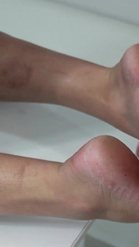 Une brune mince taille une pipe, un footjob et une sodomie !