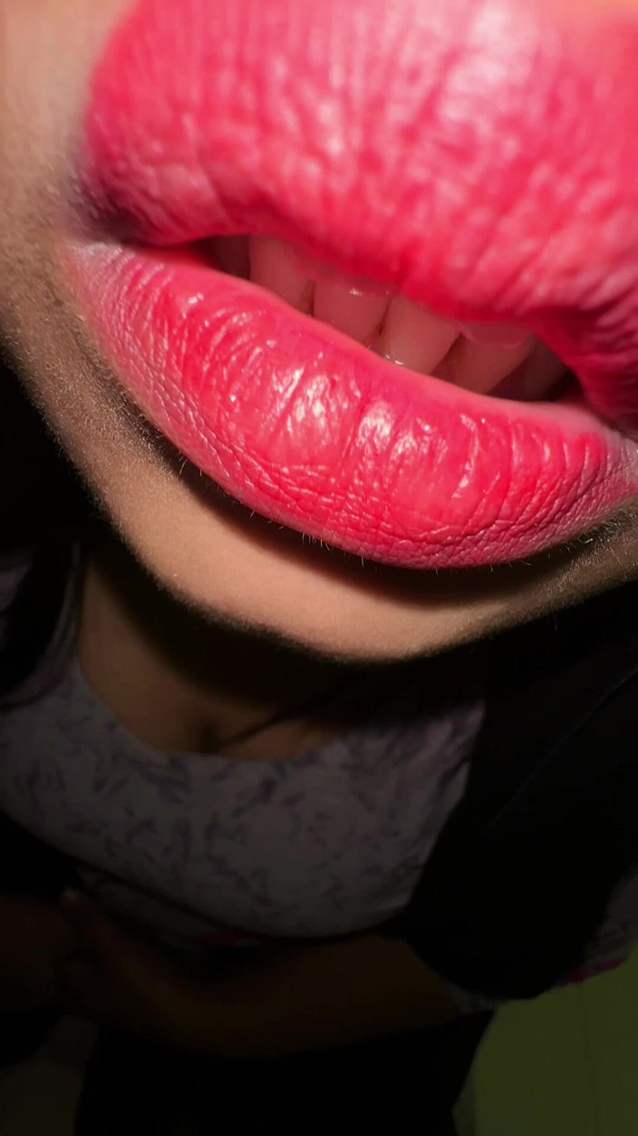 Your Boy's Cum: 欲求不満な女の子 大学に行った後は歯を磨く。以前、継父から激しいセックスを受けたことがあるから