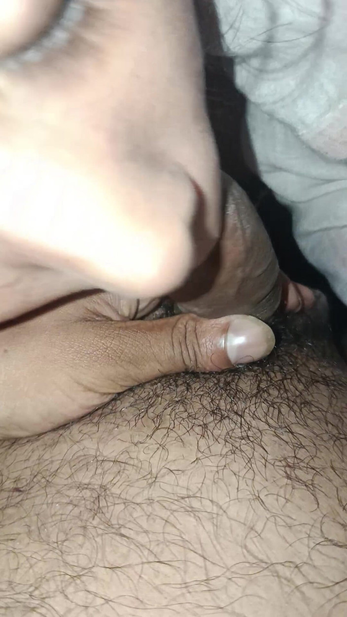 Viral: Güzel karım yarağımı emiyor. O azgın bir kız.